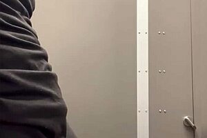 在家得宝浴室自慰感觉很疯狂，太冒险了！