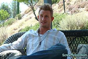 Эй, заброшенная милфа жаждет жёстко отыметь пасынка