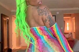Moee's big ass wiggles in cosplay as she has sex with Gibby the Clown