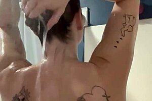 ivy19921 cum and enjoy a shower with me