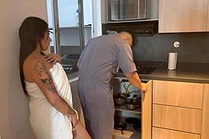 Me follo a una ama de casa para no cortarle el gas