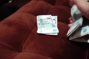 18岁少女，为钱打扫房子第二部