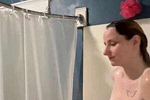 ivy19921 cum and enjoy a shower with me