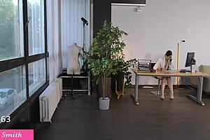 hey, watch me masturbate with toys while the handyman peeks 😏