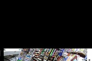 Przeglądając kamery bezpieczeństwa, znajduję dojrzałą masażystkę anime hentai niespodziankę