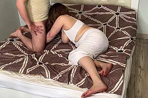 Nevlastná sestra s obrovskými cicmi dostáva v psíkovom štýle od nevlastného brata.