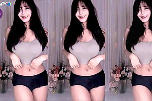 한국 귀염둥이 큰 가슴으로 춤추고 유혹