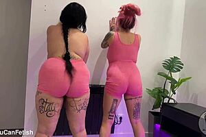 Check out this lesbian ass worshiping with huge jumping tits and shaking ass 😍.