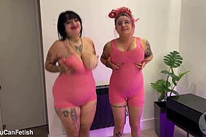 Check out this lesbian ass worshiping with huge jumping tits and shaking ass 😍.