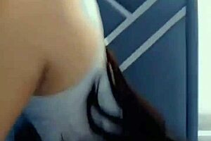 Colombian girl in Ecuador, 19, wants to meet, write me.