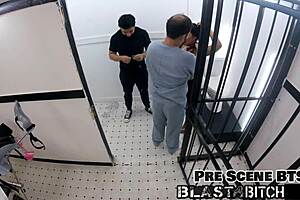 тясната путка на мия се чука силно докато брат й гледа от backstage, крупни стонове изпълват стаята когато вибраторът се присъединява