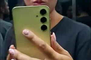 She risks a blowjob in the elevator, getting a facial.