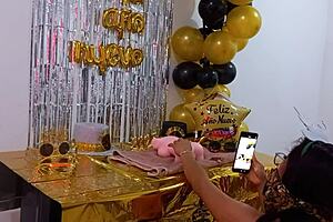 Ahora tiene una muñeca y la folla