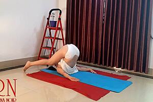 雷吉娜·诺瓦在健身房白色内裤里表演裸体瑜伽