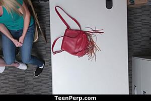 LP tisztviselő bünteti az 18+ tiniket nagy fasszal POV-ban a boltban! Micsoda lecke!