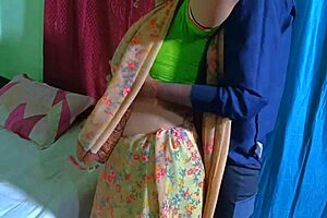 누티 바비 데시 로맨스 전희하고 침대에서 시아주버니한테 박히다