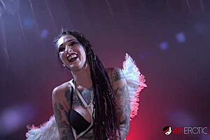 Sully savage rides the tremor while being interviewed