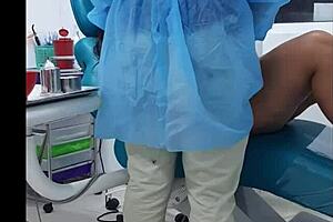 看牙医时狂野起来，大鸡巴滑进我嘴里