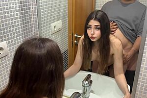 padrastro gordo teniendo sexo con hijastra en baño mañanero