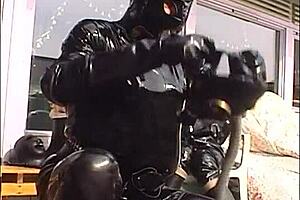 2003roxinaretrorubberoxshinyhorny150403xxl wmv showcases retro rubber fun