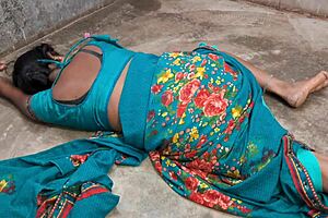 Married Indian woman gets naked and has sex with her boss