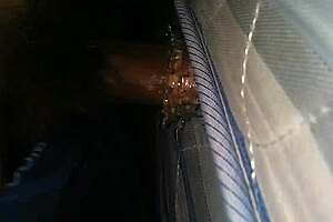 Masturbándome con mi juguete de goma, ¿quieres ver cómo me corro?