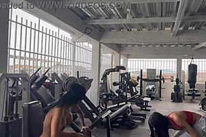 Mi entrenadora transgénero me pone a hacer sentadillas sin nada de ropa