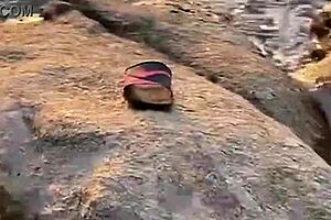 Mostrando A Buceta Na Praia Sem Calcinha!