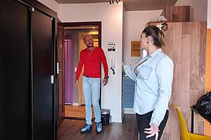 Вау, не смог устоять перед сочной жопой и снова наполнил дырочку свояченицы!