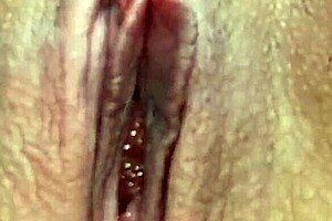 Mostrando A Buceta Na Praia Sem Calcinha!