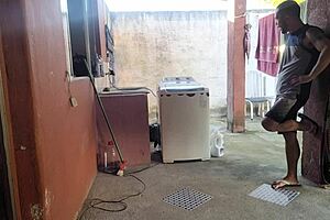 아내가 떠났고 메이드가 내 단단한 좆을 참을 수 없었어!