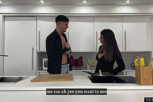 Йо, можеш ли да издържиш да гледаш тази голям задник латина milf да бъде блъскана от приятеля на приятеля й?