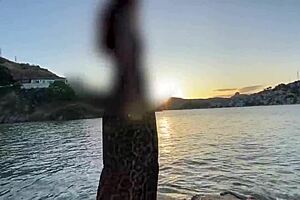 Mostrando A Buceta Na Praia Sem Calcinha!