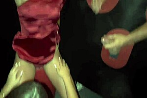 よぉ、スウィングハウスで二人のいたずらな女の子を掴んでクイックディープスロートセッション！ 🔥