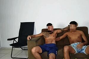 pausa no filme para um momento intimo na sala