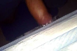 Masturbándome con mi juguete de goma, ¿quieres ver cómo me corro?