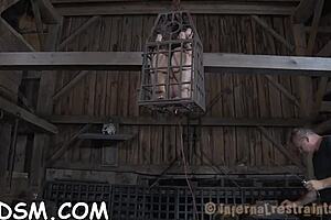 性感棕发美女把性玩具塞进紧致小穴