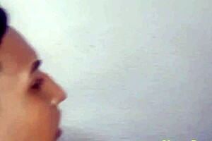 pausa no filme para um momento intimo na sala