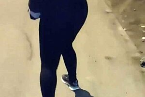 Madura puta callejera con leggins transaparentes mostrando su tanga