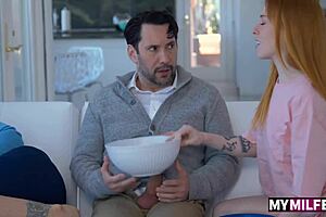 فتاة جامعية مادي كولينز تشتهي السائل من قضيب عملاق في بلع عميق