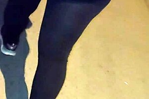 Madura puta callejera con leggins transaparentes mostrando su tanga