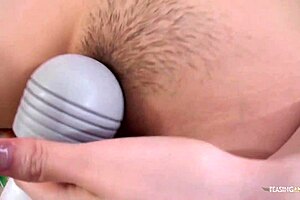 嘿，想知道这个亚洲美女怎么在热辣淋浴后得到内射吗？