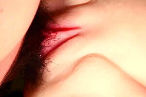 Izkušnja gladkosti obrite pičke lepe ženske v close-upu