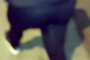 Madura puta callejera con leggins transaparentes mostrando su tanga