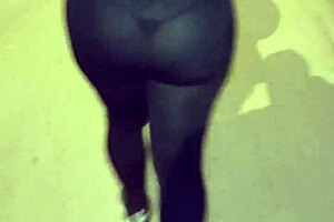Madura puta callejera con leggins transaparentes mostrando su tanga