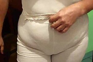 La Mama De Mi Mejor Amigo Me Encuentra Masturbandome Con Su Tanga Y Me Lo Chupa Hasta Venirme En Su Boca Parte 1