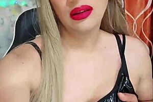 Ropa sexy masturb�ndome transexual with crossdressing elements in a detailed scene