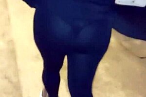 Madura puta callejera con leggins transaparentes mostrando su tanga