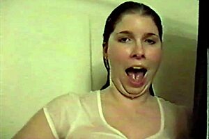 Lynnette Lyons gets a facial while giving a blowjob