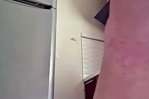 Gostosa Cozinhando With Natural Tits